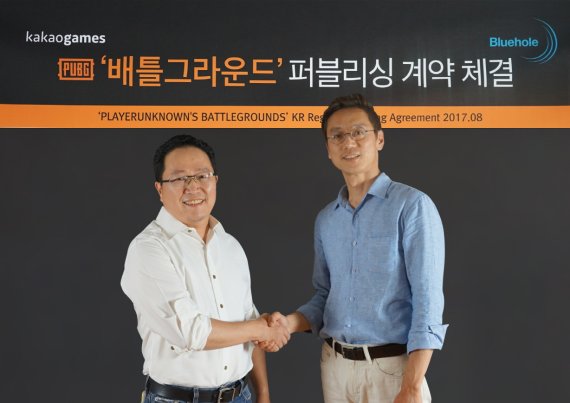 조계현 카카오게임즈 대표(왼쪽)와 김강석 블루홀 대표가 '배틀그라운드' 국내 퍼블리싱(배급) 계약을 체결한 뒤 기념촬영을 하고 있다.