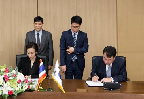 지난 15일 삼성엔지니어링 박중흠 사장(오른쪽)과 PTT 계열사 차난치다 위분카나락 이사가 서울 상일동 삼성엔지니어링 본사에서 계약서에 서명하고 있다.