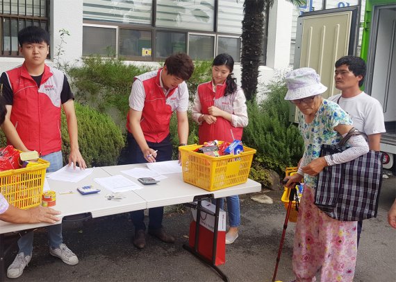 BNK경남은행 본점 직원들이 16일 저소득취약계층 지원의 하나로 경남 창원시 희망푸드마켓에서 봉사활동을 벌이고 있다.