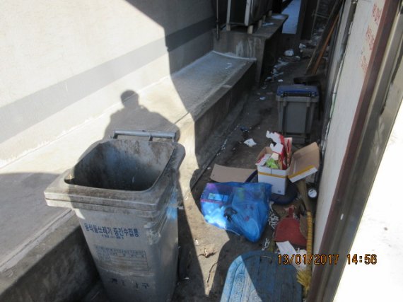 강남구 내에서 음식물쓰레기 수거용기가 관리미흡으로 방치된 모습. (사진=강남구청)