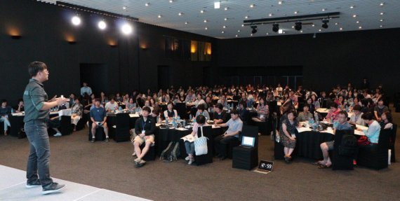 안광배 캠퍼스멘토 대표가 '2017 CEC 진로교육 컨퍼런스' 무대에서 강연을 진행하고 있다./캠퍼스멘토 제공