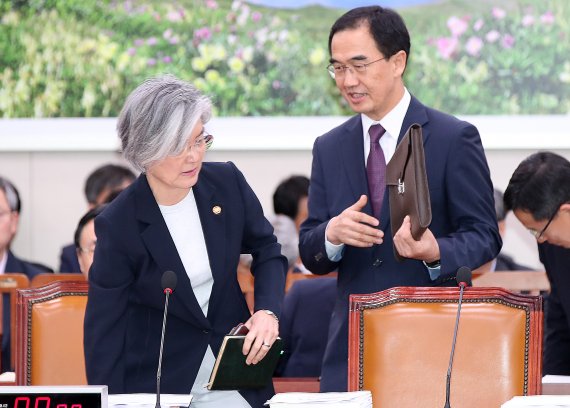 조명균 통일부 장관(오른쪽)과 강경화 외교부 장관이 21일 국회에서 열린 외교통일위원회 전체회의에 참석해 서로 자리를 바꿔 앉고 있다. 연합뉴스