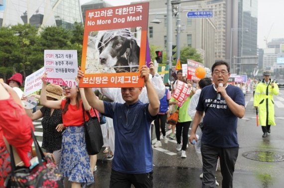 동물보호단체 관계자들이 이달 초 말복을 앞두고 서울 광화문광장에서 개식용 반대시위를 하고 있다.
