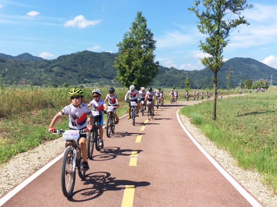 청소년 나라사랑 자전거 국토순례 프로그램에 참가한 청소년들이 국토종주코스를 달리고 있다.
