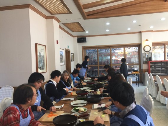 지난 2월 평창 올림픽 테스트이벤트 연계 팸투어에 참가한 일본인 여행업자, 언론인들이 정강원에서 한식 체험을 하고 있다.