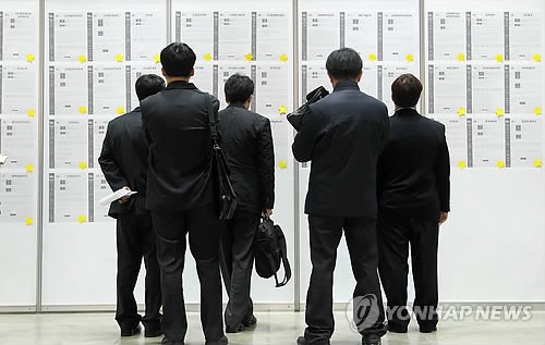 중장년 재취업 구직자들 [연합뉴스 자료사진] /사진=연합뉴스