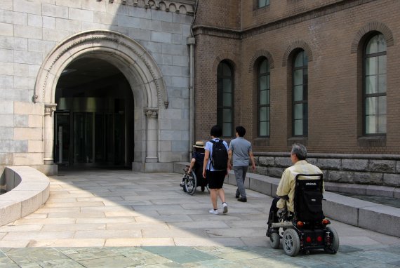 서울시가 최근 돌계단을 바꿔 장애인들의 관광 접근성을 향상시킨 서소문 서울시립미술관에서 휠체어를 탄 장애인들이 이동하고 있다.