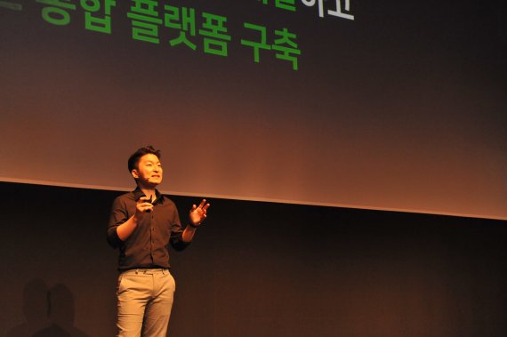김승언 네이버 서비스설계 리더가 23일 오전 서울 삼성동 그랜드인터콘티넨탈 호텔에서 열린 '2017 네이버 디자인 콜로키움' 행사에서 키노트 스피치를 하고 있다.