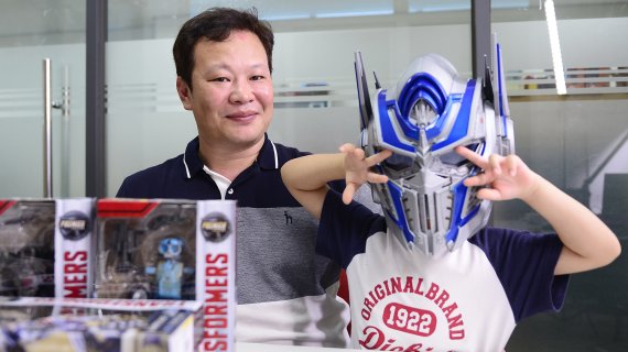 유튜브 채널에서 장난감리뷰 콘텐츠를 제작·배포하고 있는 토이 팩토리의 이찬욱 대표/조재형 기자