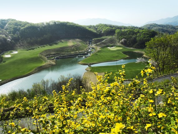 <정대균기자의 한국 골프장산책>'거대한 숲속의 정원' 충북 음성 레인보우힐스CC