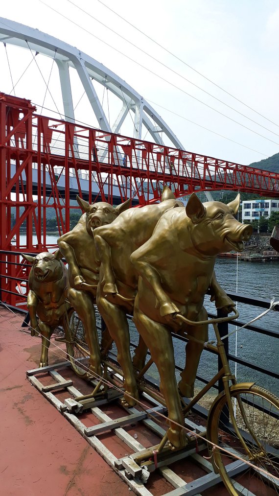 섬모양이 돼지가 누워 있는 모습과 비슷하다는 저도 콰이강의다리 앞 돼지 조형물