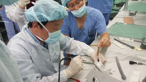 삼성서울병원 이비인후과 백정환 교수(왼쪽)가 3D 프린팅 기술을 이용해 개발한 구강암 환자 재건 수술모델을 진행하고 있다.
