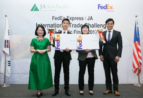 FedEx와 JA가 8월 21일부터 24일까지 싱가포르에서 개최한 '2017 국제무역창업대회(ITC)' 아태지역 본선에서 호주의 송엔 영 학생과 홍콩의 맨슨 소 학생이 우승을 차지했다. 비비안 라우 JA 아태지역 회장; 홍콩의 맨슨 소 학생, 호주의 송앤 영 학생, 브라이언 티 FedEx 남태평양 지역 대표(왼쪽부터)