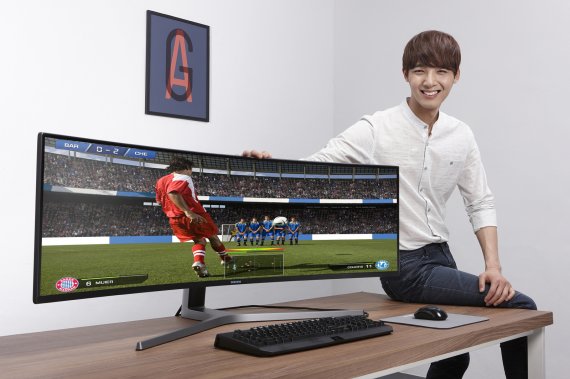 삼성전자 모델이 QLED 게이밍 모니터 'CHG90'을 소개하고 있다.