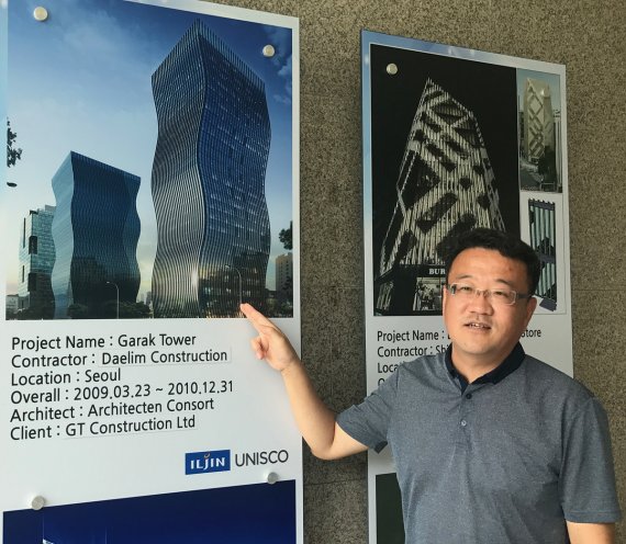 한준호 일진유니스코 당진공장 생산팀장이 일진유니스코가 시공한 GT타워에 대해 설명하고 있다. GT타워는 3차원(3D) 커튼월 공법으로 건물 외벽에 물결같은 곡선을 구현해 서울의 랜드마크중 하나로 꼽힌다.