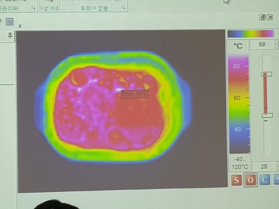 열화상 카메라로 본 '고메 함박스테이크'. 손잡이 부분을 제외하고 골고루 열이 전달된다.