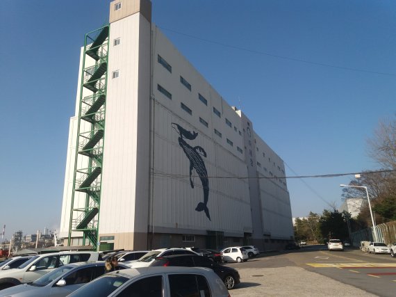 내년 울산공업센터 기공식 기념관과 장생포 예술창작소로 재탄생할 세창냉동 창고의 모습