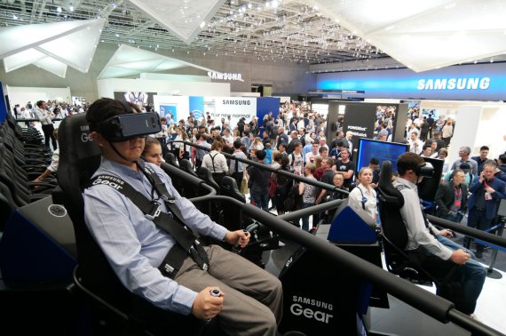 방문객이 IFA2017 삼성전자 전시장 내에 마련된 'VR 4D 체험존'에서 가상현실을 체험하고 있다.