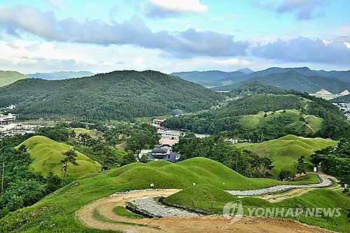 경남도가 추진 중인 가야사 연구복원사업에 가속도가 붙을 전망이다. 최근 경남 함안에서 아라가야 왕성의 실체가 확인된데 이어, 창원 현동에서도 가야시대 최대 규모의 고분군이 발굴돼 가야산 복원 및 연구작업이 더욱 탄력을 받을 전망이다. /사진=연합뉴스