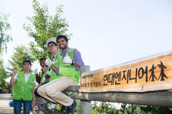 현대엔지니어링 임직원들은 지난 1일 서울 상암동 하늘공원을 찾아 생태숲 조성을 위한 사회공헌활동을 진행하며 포즈를 취하고 있다.