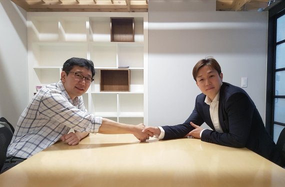 비즈모델라인 김재형 대표(왼쪽)와 인덱스마인 박상우 대표가 업무협약을 체결하고 기념촬영하고 있다.
