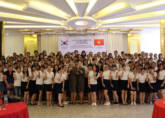 아시아나항공 '베트남 저소득층 여성을 위한 서비스 특강' 강사와 교육생들이 지난 5일 베트남 하노이 하이즈엉성에서 열린 강의가 끝난 후 기념 촬영을 하고 있다./사진=fnDB