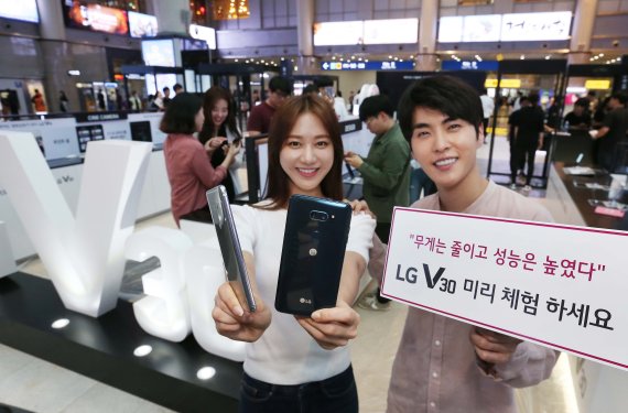 LG전자는 14일부터 20일까지 전략 프리미엄 스마트폰 V30 사전예약을 한다고 13일 밝혔다. 서울 용산역 내 V30 체험존에서 모델이 포즈를 취하고 있다.