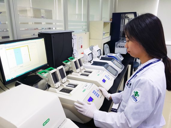 녹십자지놈 연구원이 환자의 혈액으로 약물유전체검사를 진행하고 있다.