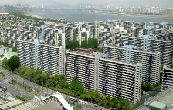 6일 서울시 도시계획위원회는 심의 보류 7개월만에 잠실주공5단지 50층 재건축안을 조건부 통과시켰다. 사진은 잠실주공5단지 전경