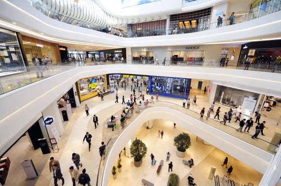 신세계그룹의 신개념 쇼핑테마파크인 '스타필드 하남'이 9일 개점 1주년을 맞는다. 방문객들이 매장을 둘러보고 있다.