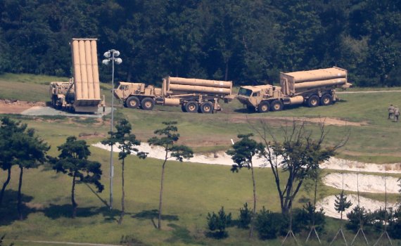 미군이 7일 경북 성주군 사드기지에 추가로 반입한 사드 발사대를 설치해 점검하고 있다. 연합뉴스