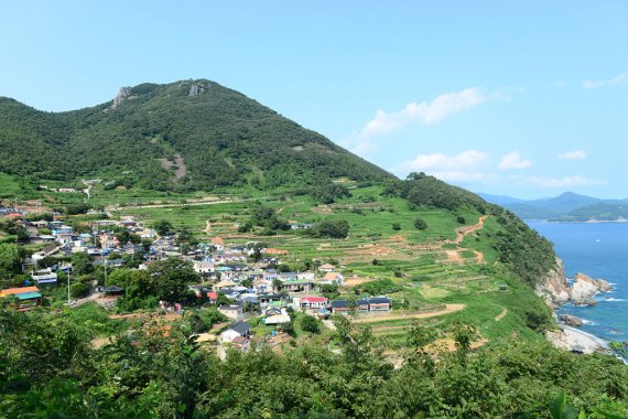 경남 남해 '다랭이길'은 국내 어디서도 볼 수 없는 독특한 풍광 때문에 TV드라마나 영화 촬영지로도 이름을 날렸다.