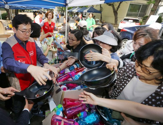 지난 7일 서울 신천동에 위치한 잠실진주아파트에서 롯데마트와 녹색소비자연대가 함께 준비한 '나눔이 그린 바자회'가 열리고 있다.