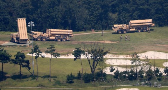 미군이 7일 오전 경북 성주군 사드 기지에 추가로 반입한 사드 발사대를 설치해 점검하고 있다. 연합뉴스