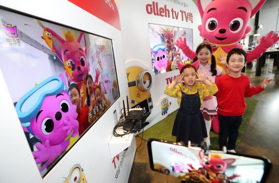 어린이모델들이 KT의 가상현실(VR) 기술과 어린이 콘텐츠를 결합한 '올레TV TV쏙' 서비스를 소개하고 있다.