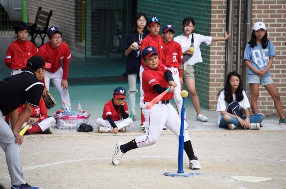 우승을 차지한 문래초등학교 김민우 선수가 타격을 하고 있다. 서울 문래초등학교는 서울시 초등학교 남자부와 여자부 모두 우승해 11월에 열리는 전국 대회에 남여모두 함께 출전한다. 사진=박범준 기자