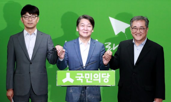 국민의당 안철수 대표(가운데)가 10일 오후 서울 여의도 당사 브리핑룸에서 제2창당위원회 출범 기자간담회에서 공동위원장인 김태일 영남대 교수(우측), 오승용 전남대 교수와 손을 잡고 취재진을 향해 포즈를 취하고 있다. 연합뉴스