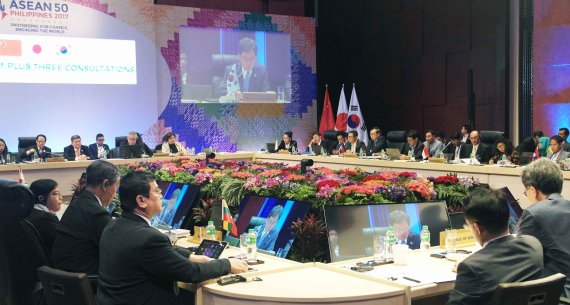 한국, 중국, 일본과 아세안(동남아국가연합) 10개국 경제장관들이 참석하는 '제20회 아세안+3 경제장관회의'가 10일 필리핀 마닐라에서 개최됐다. 회의에 참석한 김현종 산업통상자원부 통상교섭본부장은 인사말을 통해 "한국의 새 정부는 아세안과의 관계를 한반도 주변 4강에 버금가는 관계로 격상하기를 희망하고 있다"고 말했다. 연합뉴스