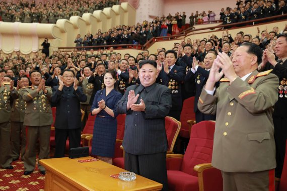 북한 김정은 노동당 위원장이 부인 리설주와 함께 6차 핵실험에 참여한 핵 과학자·기술자를 위한 경축공연을 관람했다고 조선중앙TV가 보도했다. 연합뉴스