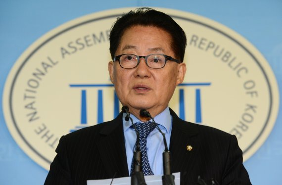박지원 "한국당 美에 전술핵 재배치 촉구 서한?... 실소 금할 수 없어"