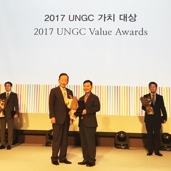 지난 11일 서울 워커힐 호텔에서 개최된 '2017 UNGC Value Awards'에서 김경룡 DGB금융지주 부사장(오른쪽)이 '지속가능금융상'을 수상한 뒤 기념촬영하고 있다.
