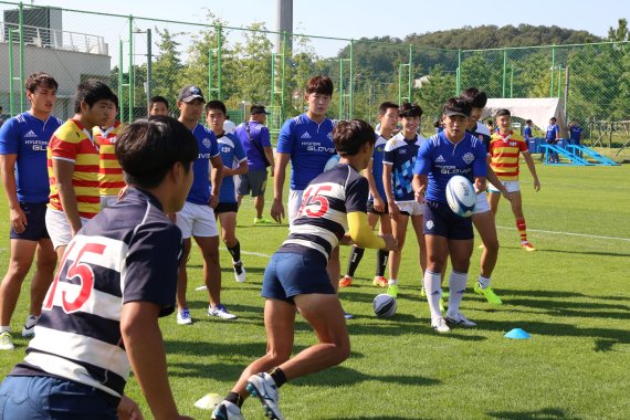 현대글로비스 럭비단 코칭스태프와 선수들은 지난 12일 인천 지역 중고교 럭비팀을 홈구장인 인천 남동아시아드럭비경기장으로 초청해 직접 일일 럭비 지도를 실시했다. 선수들이 공 받기 훈련을 하고 있다.