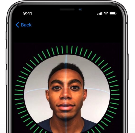 애플은 12일(현지시간) 미국에서 진행한 아이폰X 공개행사에서 지문인식 대신 얼굴인식 기능인 페이스아이디를 선보였다. 이는 앞면의 트루뎁스 카메라의 3차원(3D) 센서로 가능한데, 최근 3D 센서 부품공장에서 불량율이 높다는 지적이 일고 있다. 페이스아이디를 등록하는 모습.