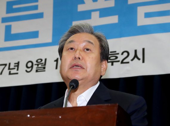 유승민·김무성 행사도 따로.. 바른정당 ‘당권 대립’ 몸살