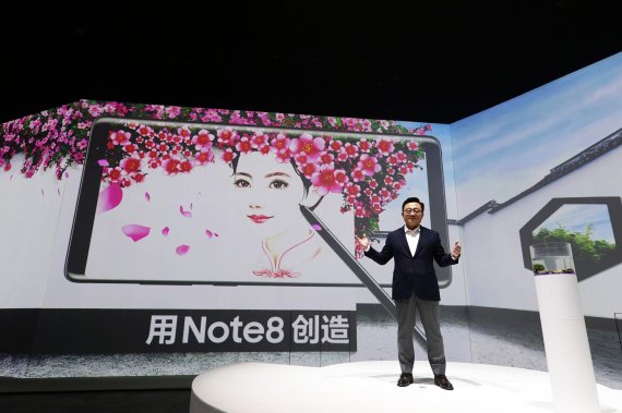 삼성전자는 13일(현지시간) 중국 베이징에서 현지 거래선, 언론, 파트너 등 약 900명이 참석한 가운데 갤럭시노트8 출시행사를 개최했다. 삼성전자 무선사업(IM)부문 고동진 사장이 갤럭시노트8을 소개하고 있다.