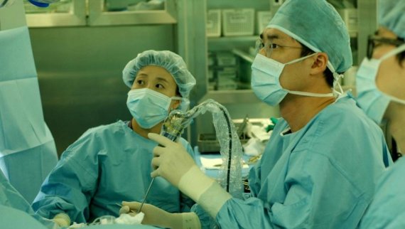 삼성서울병원 이비인후과 문일준 교수(오른쪽)가 만성 중이염 환자에게 내시경 수술을 진행하고 있다.