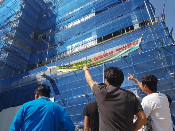 지난 15일 인천 서구 신형동 근린생활시설 건설현장은 고요했다. 일용직 건설근로자들은 지난 7, 8월 임금을 받지 못했다./사진=최용준 기자