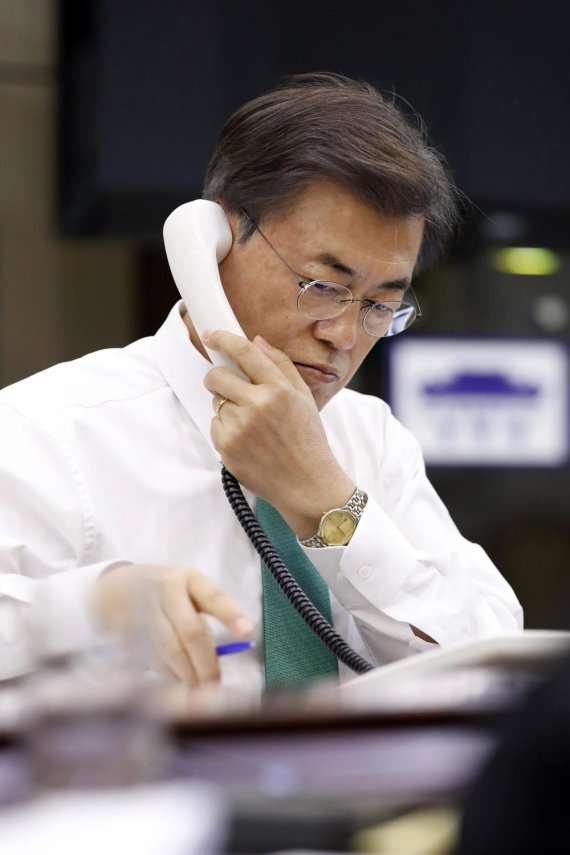 문재인 대통령이 15일 오후 아베신조 일본 총리 전화통화를 하고 있다. 청와대 제공