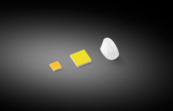 삼성전자가 새롭게 출시한 칩 스케일 LED 패키지 신제품. 왼쪽부터 1W급 LM101B, 5W급 LH231B 제품, 쌀 1톨