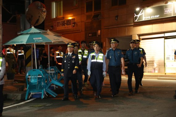 지난 6월, 삼성전자의 구미 '삼성 스마트시티' 임직원들이 자율방범대를 구성해 경찰과 함께 구미 시내 '수호천사' 활동을 펼치고 있다.